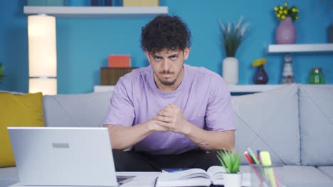 Estudiante-En-Casa-Mirando-La-Cámara-Enojado-Y-Furioso.