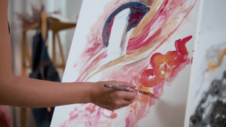 Mulher pintando no ateliê de arte