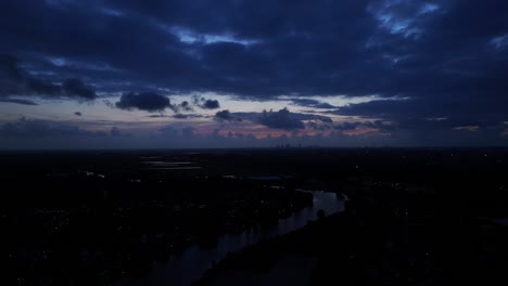 Dramatic-and-moody-as-sun-sets-over-the-city-of-Rotterdam,-Netherlands