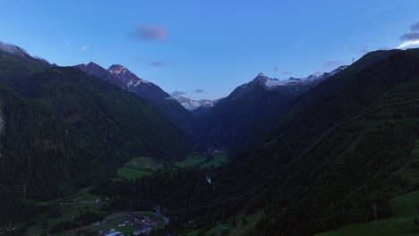 La-Estación-De-Deportes-De-Invierno-De-Kitzsteinhorn-Es-Un-Entorno-Idílico-Después-Del-Atardecer,-Aéreo