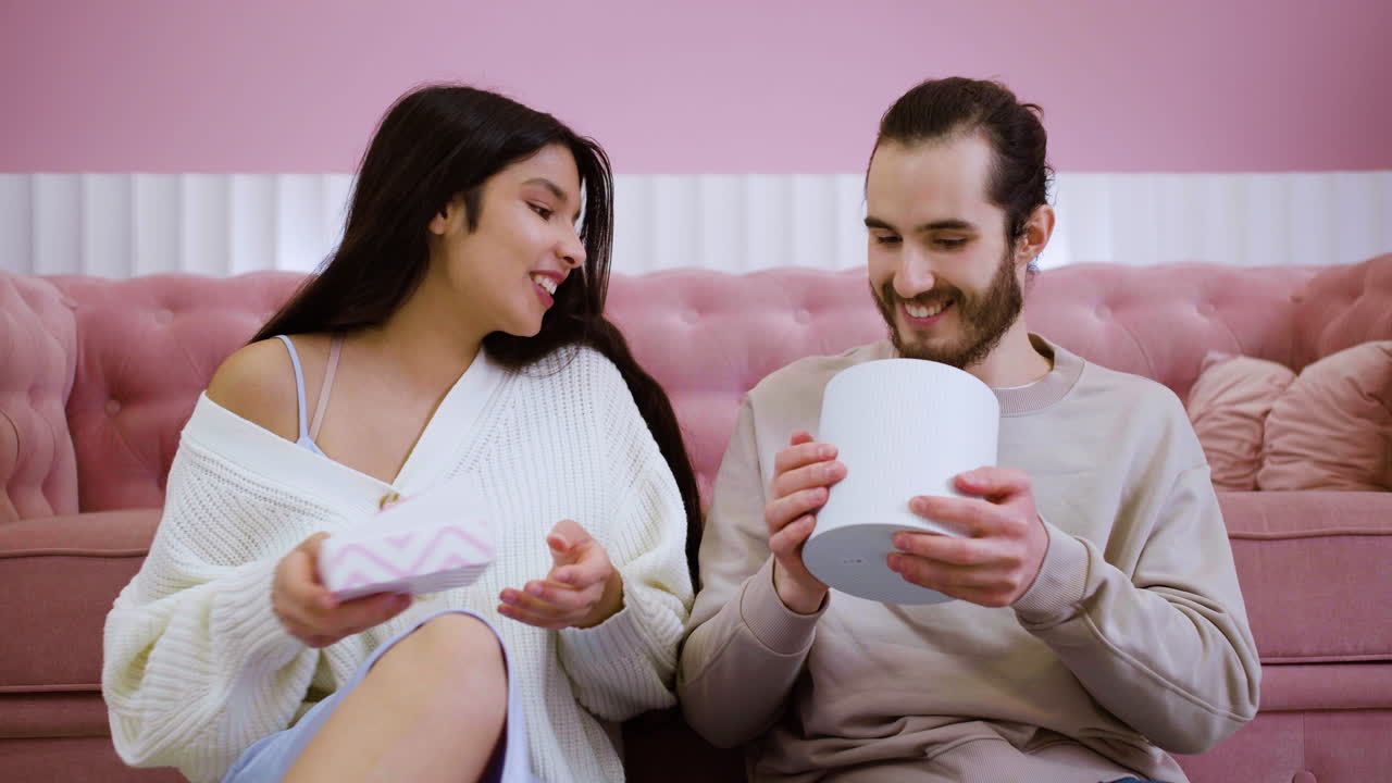 커플이 선물을 열고