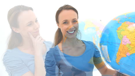 mujer girando un globo