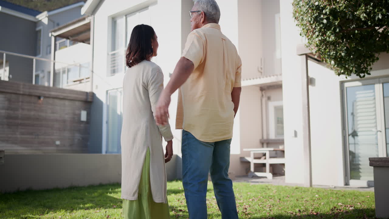 Pareja, abrazo al aire libre y nuevo hogar