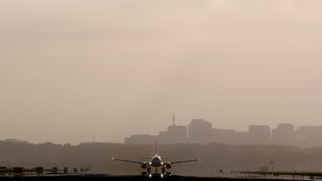 aterrizaje o despegue del avión en el aeropuerto