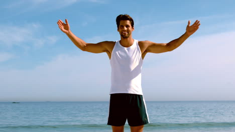 deportista abriendo sus brazos