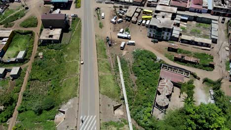 city scape-africa marzo 2021- un dron volando sobre la carretera vacía en el pueblo de loitokitok kenia