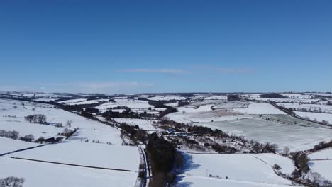 Drone-Retira-El-Campo-Del-Condado-De-Durham-Nieve-Invernal-En-Las-Colinas-1