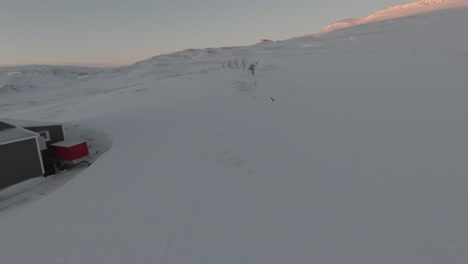 Schneebedeckte-Kabine-Mitten-In-Den-Winterbergen-Bei-Sonnenuntergang,-Dolly-Nach-Vorne