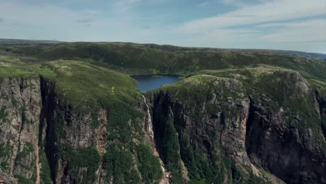 parque nacional gros morne - clip de drones - cascada en la montaña