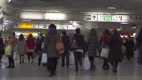 在東京地鐵站的通勤者