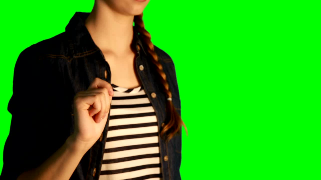 sección media de una mujer usando una pantalla digital 4k