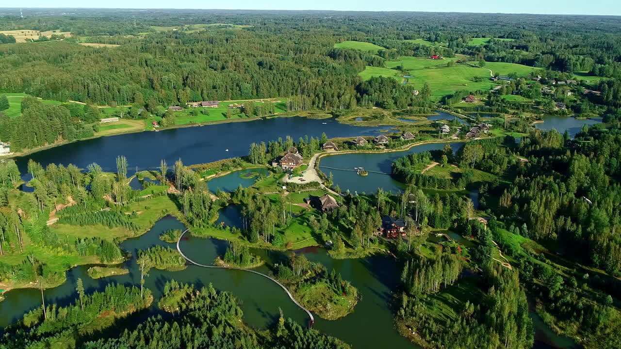 녹색 공간은 amatciems의 영토에서 에너지 소비가 거의 없는 10개의 현대식 목조 주택이 있는 작은 마을을 만들었습니다.