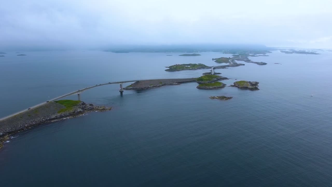 imágenes aéreas de la carretera del océano atlántico noruega