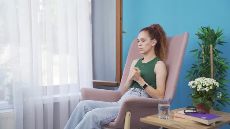 la mujer de pensamiento pesimista.