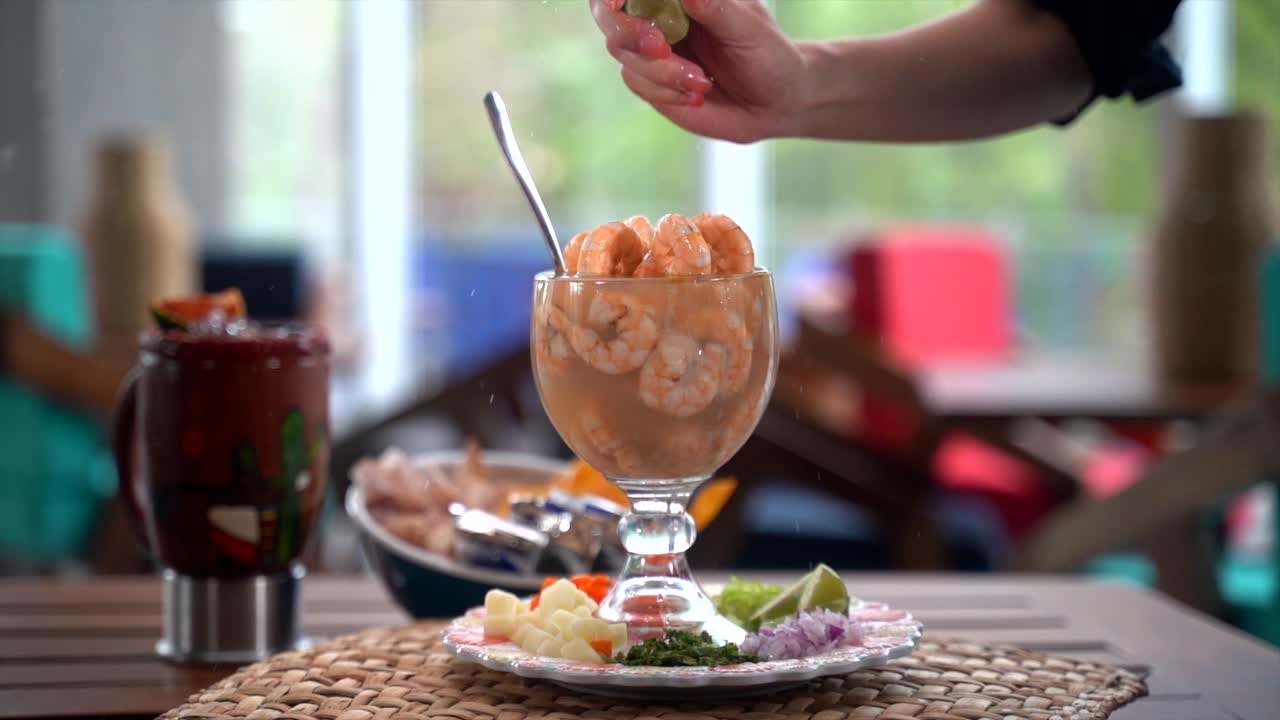 salpicadura de limón a cámara lenta en cóctel de camarones