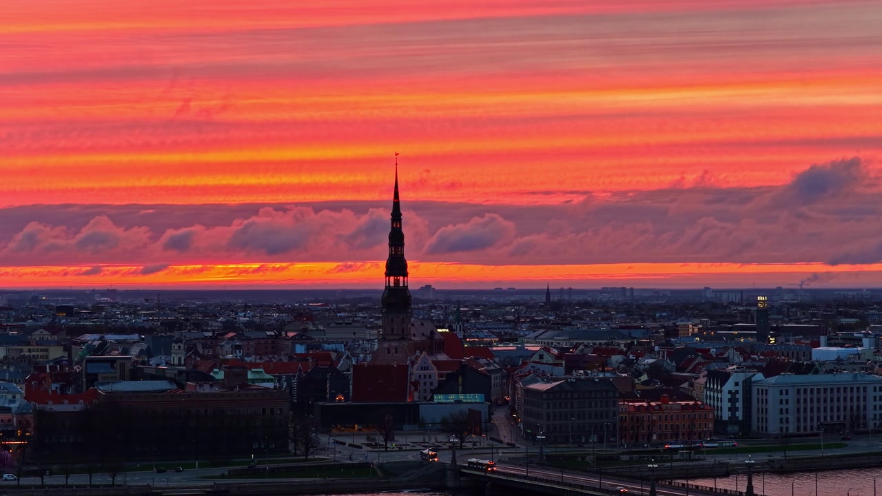Un tramonto radioso dipinge lo skyline della città con calde tonalità arancioni e rosa - Ripresa aerea con drone