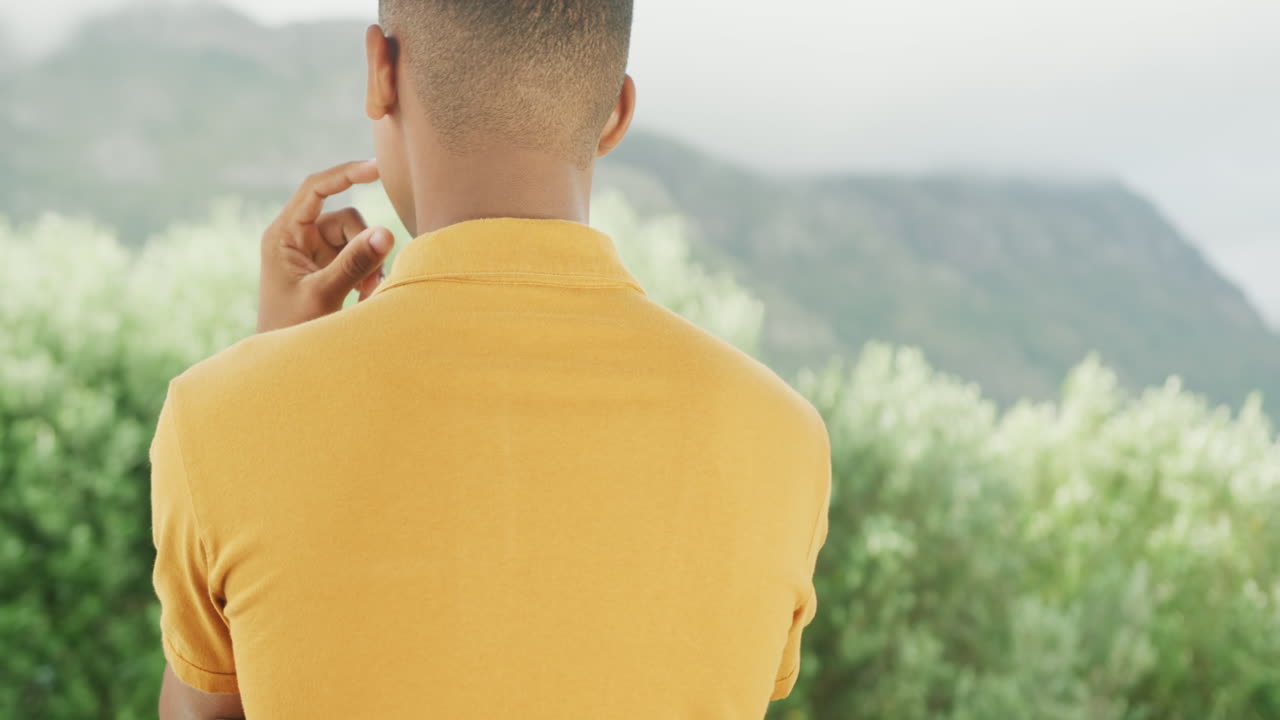 복사 공간과 함께 노란색 폴로 셔츠를 입은 아프리카계 미국인 남자의 느린 동작 비디오