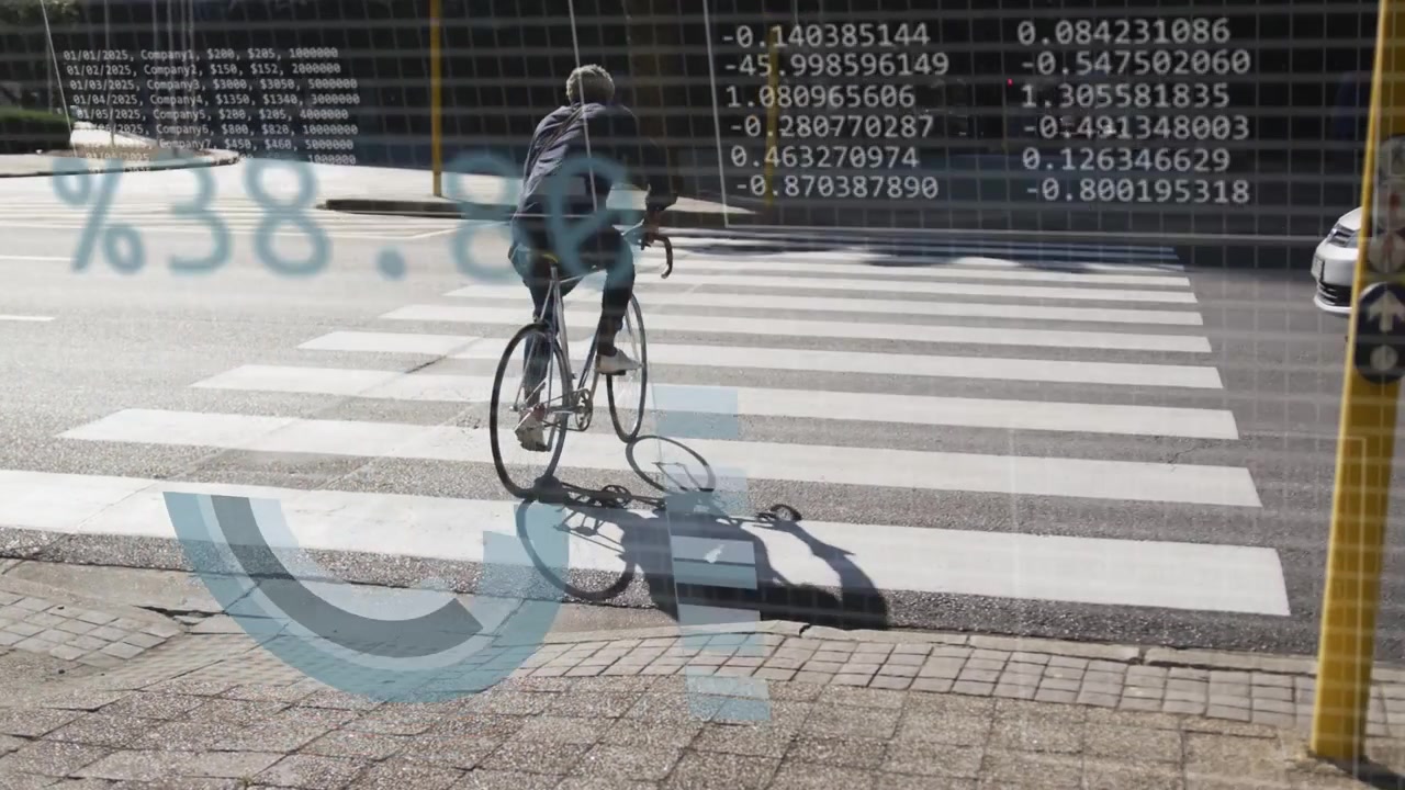 Pesepeda pria mendorong dari tepi jalan, mengayuh di zebra cross, dengan teknologi HUD menampilkan grafik data transportasi.
