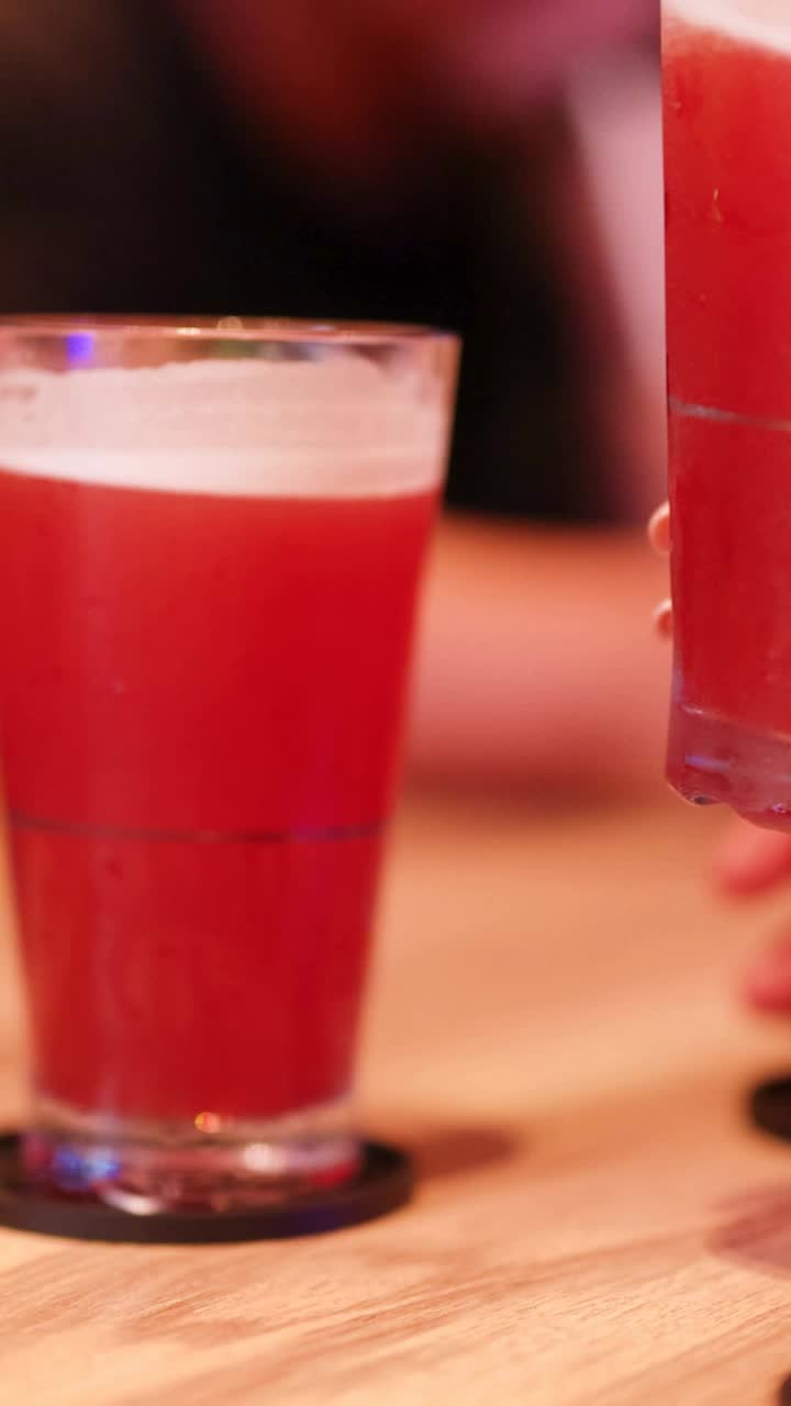 amigos disfrutando de bebidas juntos en bangkok