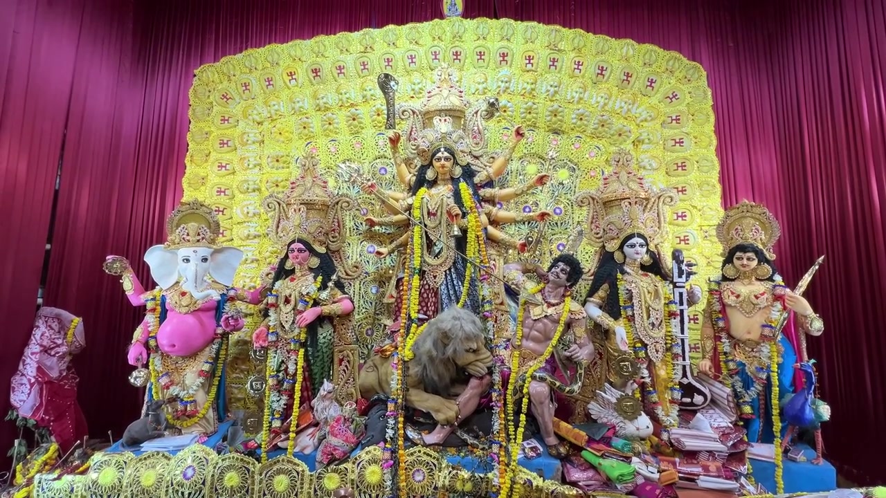 Festival Durga Puja, Ídolo de Barro da Deusa Clássica Durga em um Pandal de Durga Puja