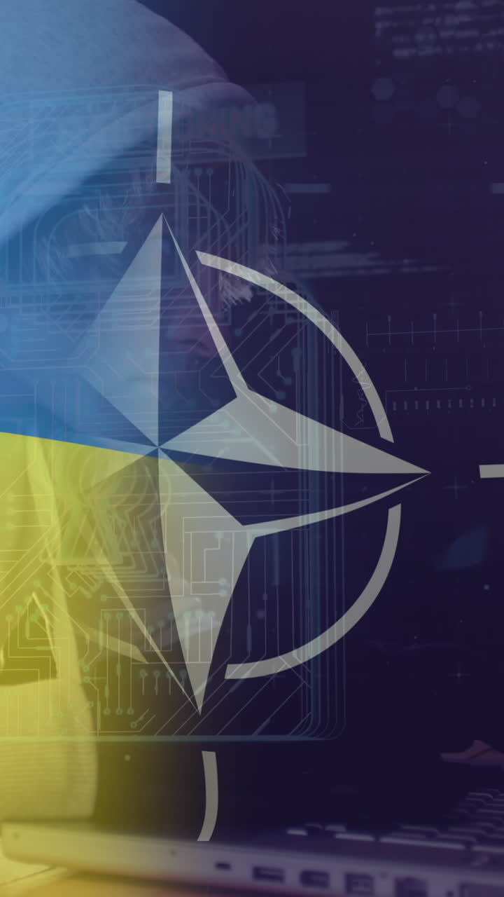 animación de un hacker caucásico sobre la bandera de la otan y ucrania