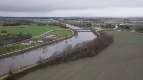 Luftaufnahme-Von-Hochwasser-Im-Frühling,-Überschwemmung-Des-Barta-Flusses,-Braunes-Und-Schlammiges-Wasser,-Bewölkter-Tag,-Breite-Drohnenaufnahme,-Die-Sich-Vorwärts-Bewegt