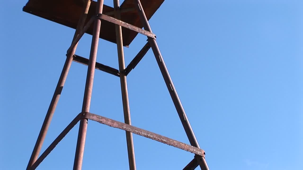 풍차 바닥에서 바람에 회전하는 블레이드까지 패닝