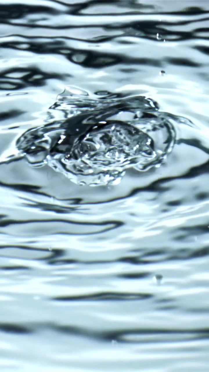 Zeitlupen-Nahaufnahme von klaren Wasserblasen, die an die Oberfläche steigen
