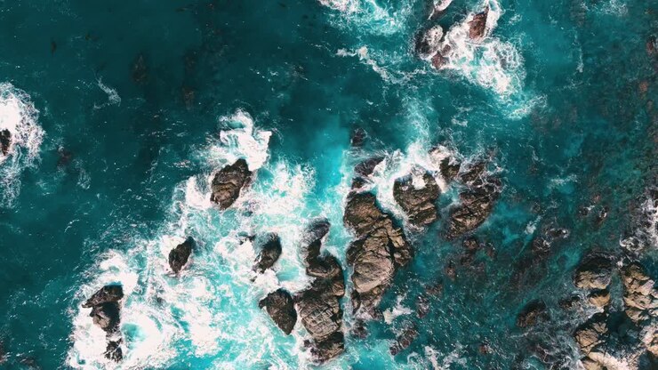 Vista dall'alto di una costa rocciosa a picco sul mare in super slow motion in California