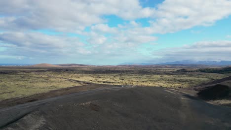 Sea-Testigo-De-La-Belleza-Islandesa-A-Través-De-Imágenes-De-Drones,-Vea-Un-Automóvil-Navegando-Por-Terreno-Volcánico-Y-Caminos-Escarpados-En-Una-Aventura