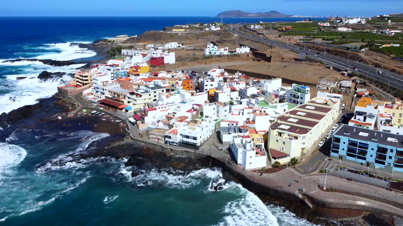 Vista aerea di una città costiera con edifici colorati