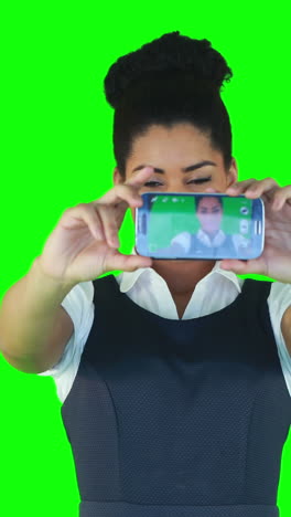 una mujer bonita tomando una selfie.