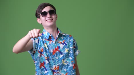 joven adolescente iraní guapo listo para las vacaciones contra un fondo verde