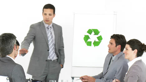 hombre de negocios confiado presentando el concepto de reciclaje