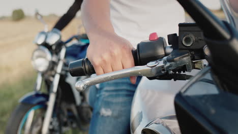 motociclistas arrancan motocicletas con acelerador