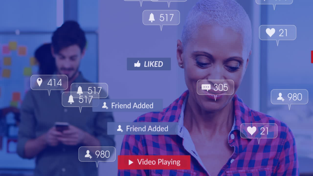 animación de iconos de redes sociales que caen sobre personas que usan teléfonos inteligentes