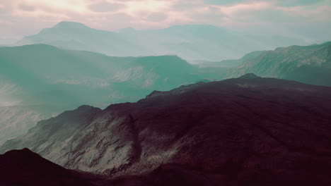 impresionante vista de una cordillera con niebla