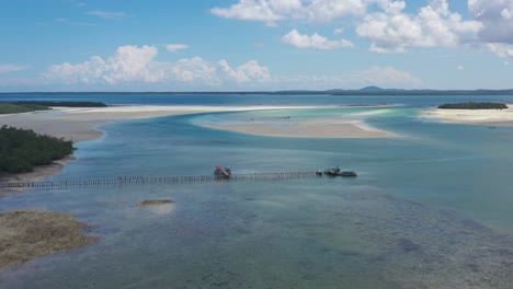 Antenne-Des-Langen-Piers,-Der-Sich-Weit-über-Ebbe-Hinaus-Erstreckt,-Auf-Tropischem-Türkisfarbenem-Wasser-Auf-Der-Insel-Leebong-In-Belitung,-Indonesien