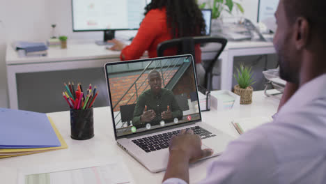 Video-De-Un-Hombre-Afroamericano-Teniendo-Una-Videollamada-En-Una-Computadora-Portátil-Con-Un-Compañero-De-Trabajo-Afroamericano