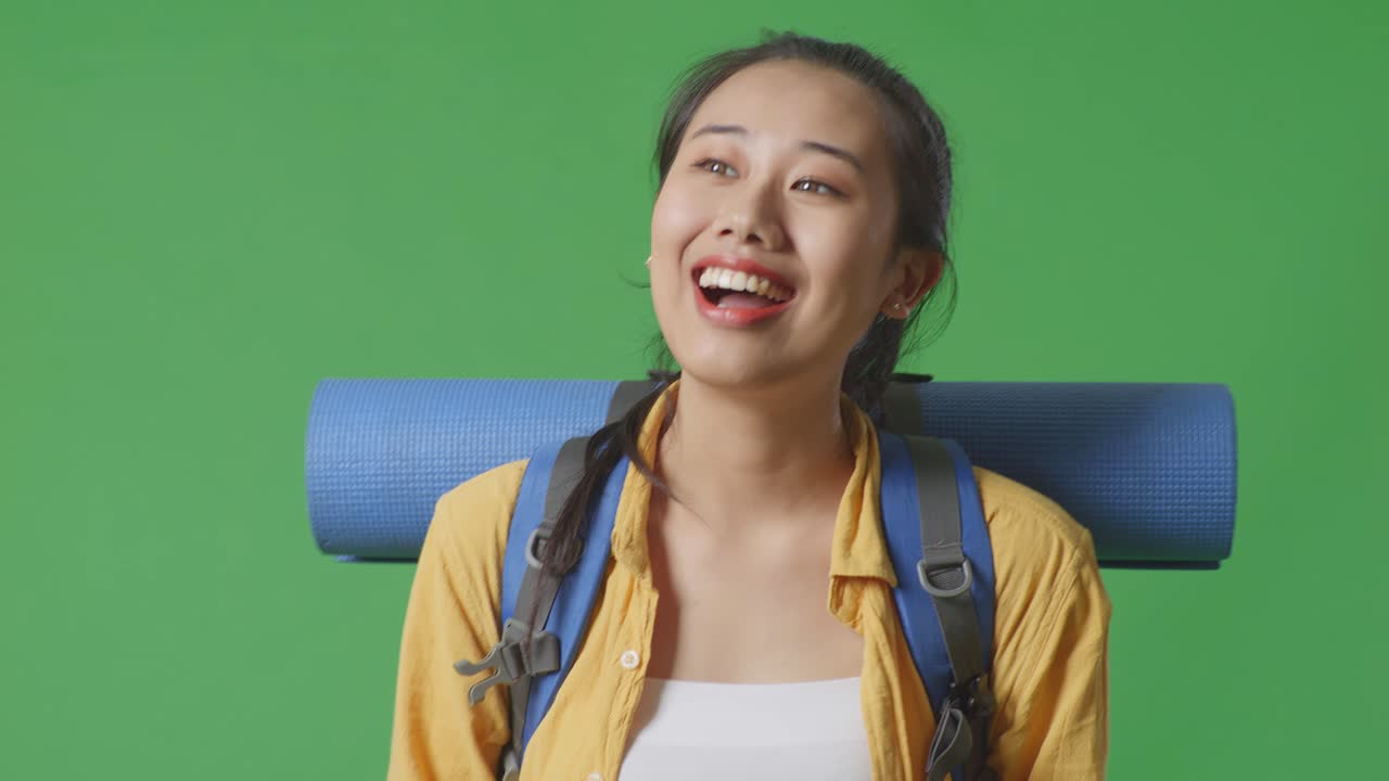 mujer viajera con mochila y teléfono inteligente