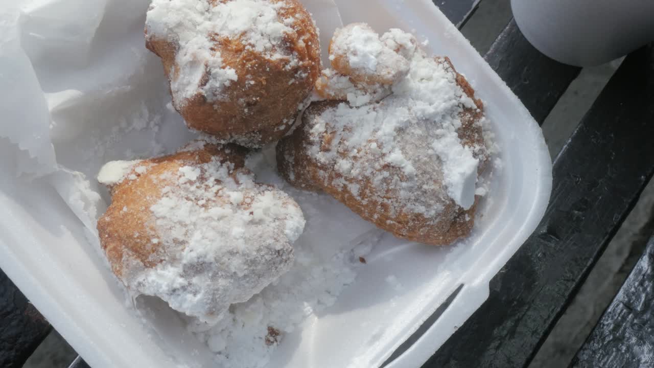 pasteles de beignet en una caja de espuma para llevar en el barrio francés, nueva orleans