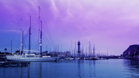 Puerto-Deportivo-De-Yates-Al-Amanecer.-Timelapse-De-Nubes-En-El-Cielo-Rosado-Sobre-El-Puerto-De-Yates