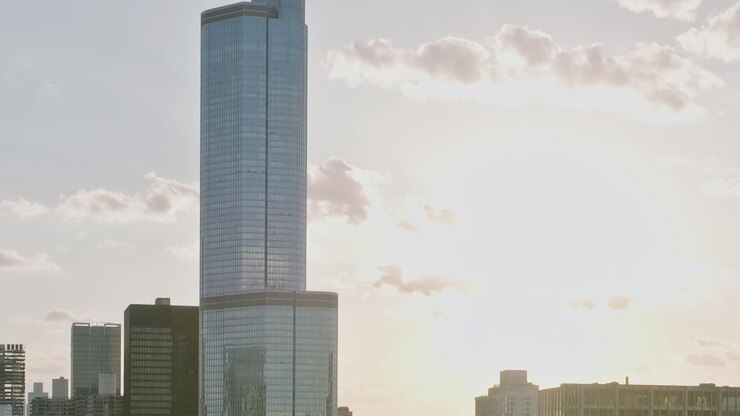 Vista sui grattacieli di Chicago al crepuscolo sotto un cielo soleggiato