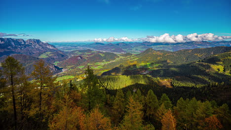 Timelapse-De-Sombras-De-Nubes-Moviéndose-Sobre-El-Follaje-De-Otoño-En-Las-Tierras-Altas-Alemanas