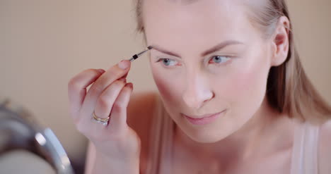 Mujer-Haciendo-Maquillaje-Pintando-Pestañas-Con-Rimel-1