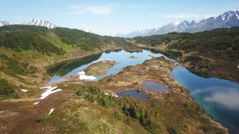 Vista-Aérea-De-Un-Lago-Montañoso-En-El-Interior-De-Alaska