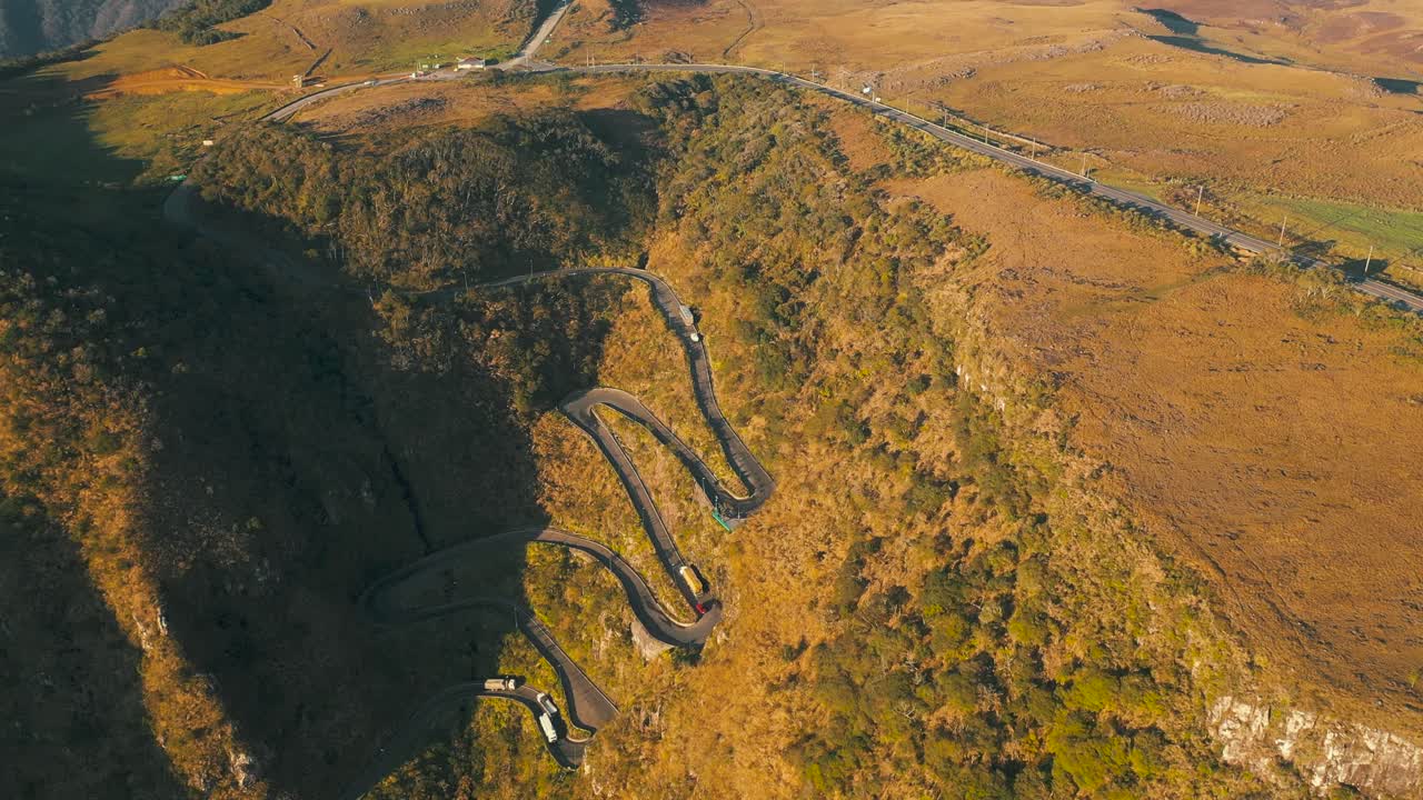 브라질 산 열대 우림 시에라 도로의 공중 하향식 전망