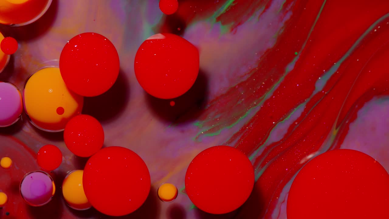 burbujas abstractas coloridas y remolinos en el agua