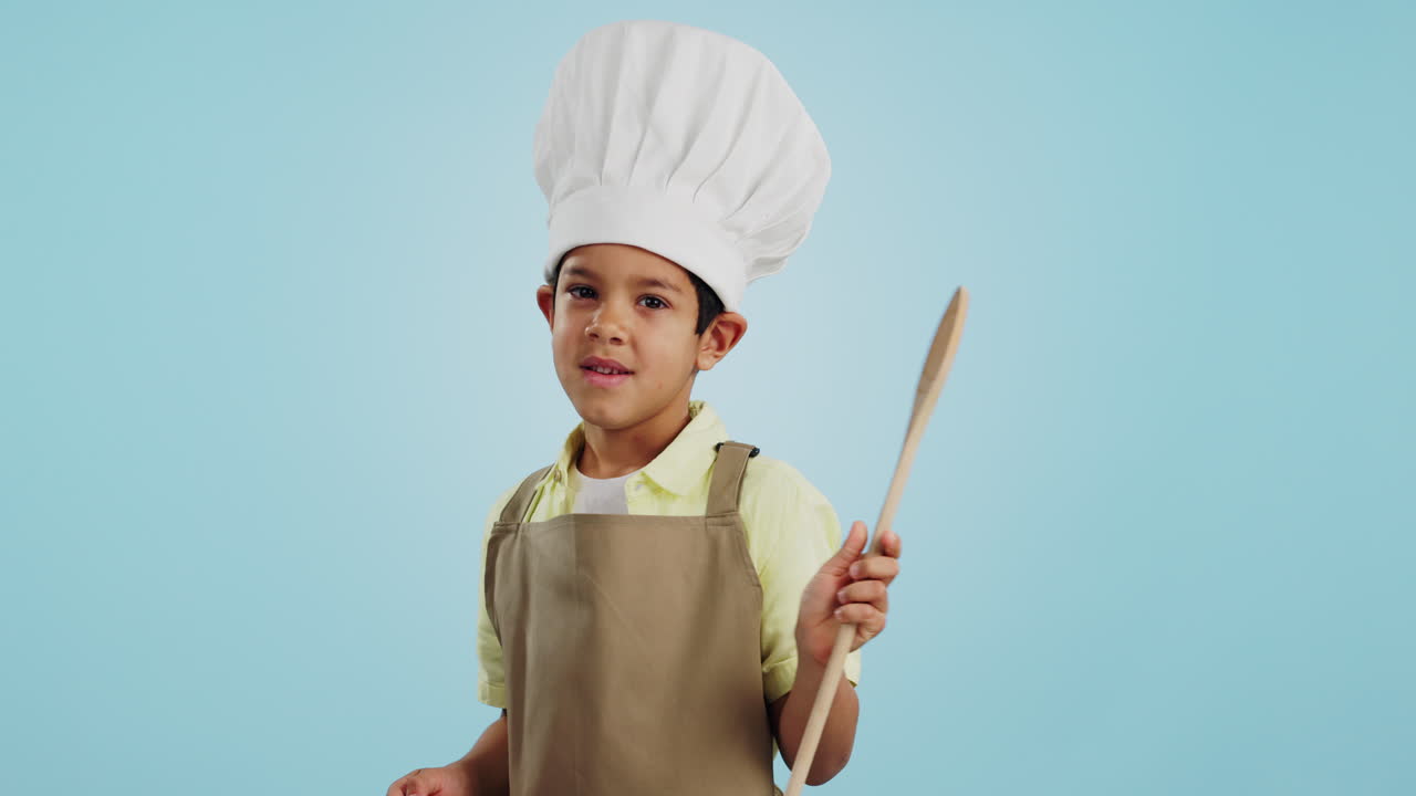 Felice, viso e bambino con un cucchiaio per cucinare