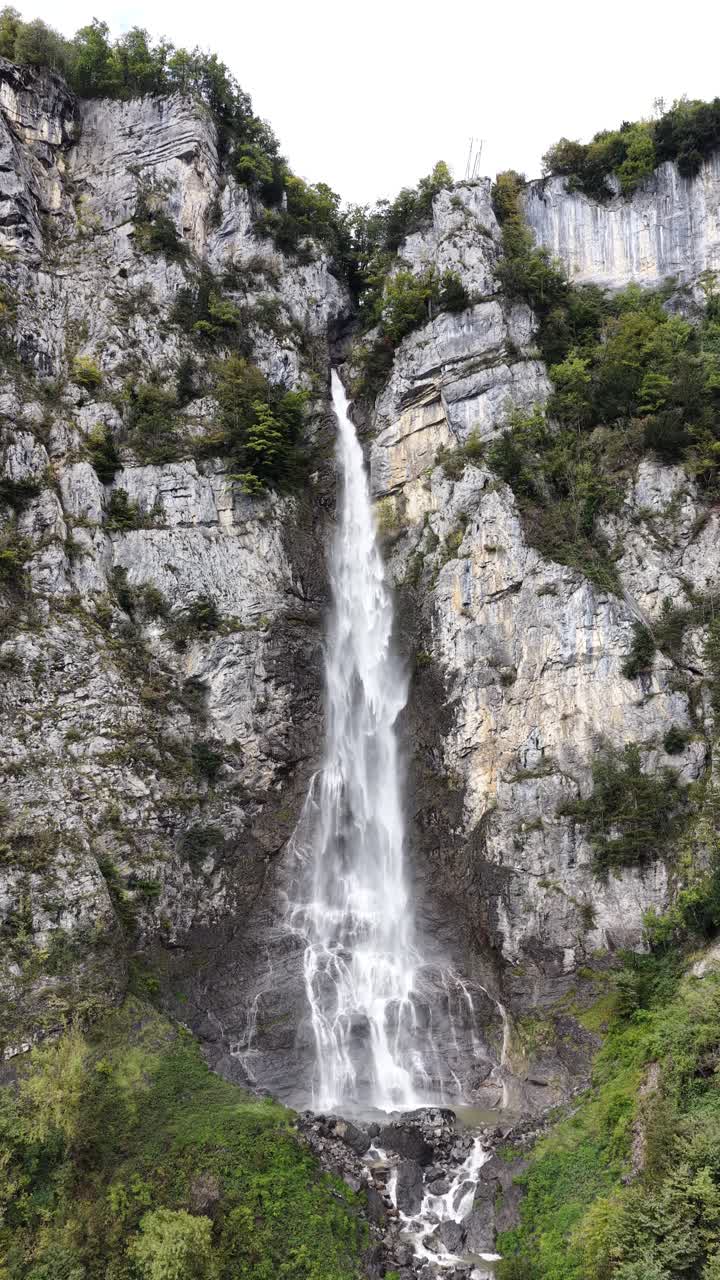 Cascate di Fallenbach a Weesen, Svizzera. - Scatto verticale